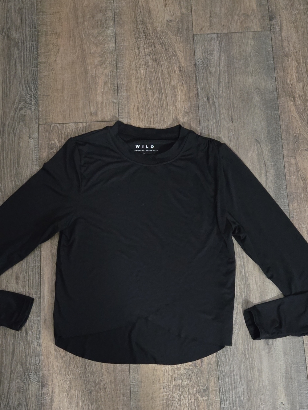 Wilo Black Long-Sleeve Women’s Crewneck Top